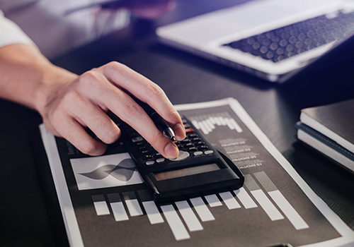 Analyzing business data with a calculator during German trade tax assessment